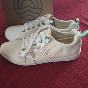 Vionic Beach White Sneakers with Green Detail.  NWT